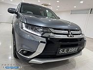 Mitsubishi Outlander 2.4 CVT 4WD Sunroof Facelift 2016 Grey Rear Entertainment